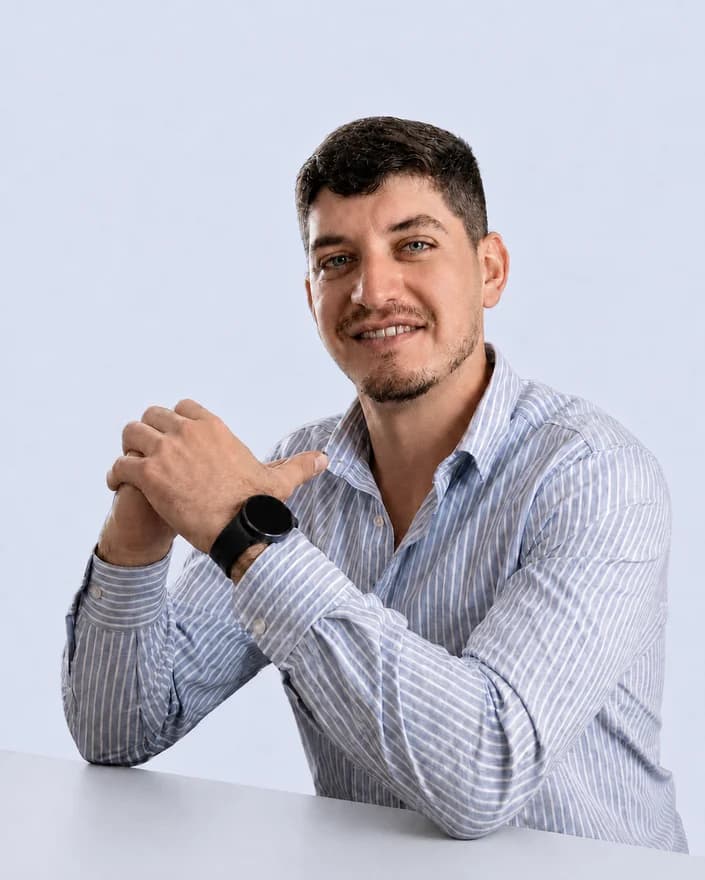 Amador Pérez, productor asesor de seguros en Salta, de saco azul y pulóver blanco.