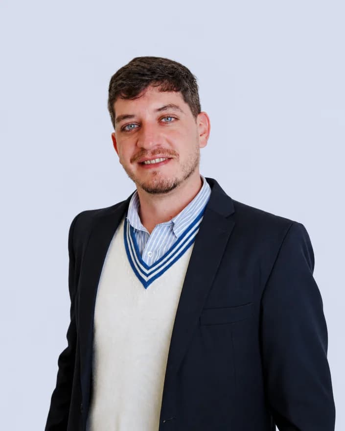Amador Pérez, productor asesor de seguros matriculado, de saco azul y camisa celeste.